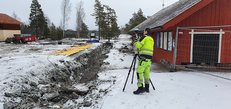 En man i gul jacka utför en 3d-skanning av rälsbana centrala gruvområdet, 